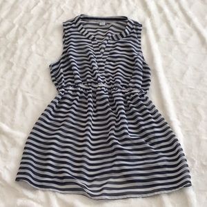 Sleeveless maternity blouse